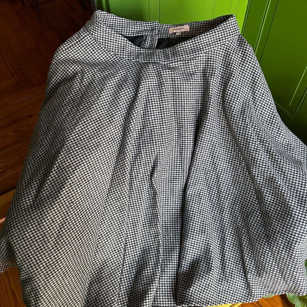 Chic Black and White Houndstooth Midi Skirt